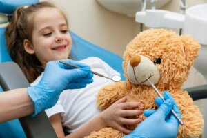 Child at dental check-up with dentist
